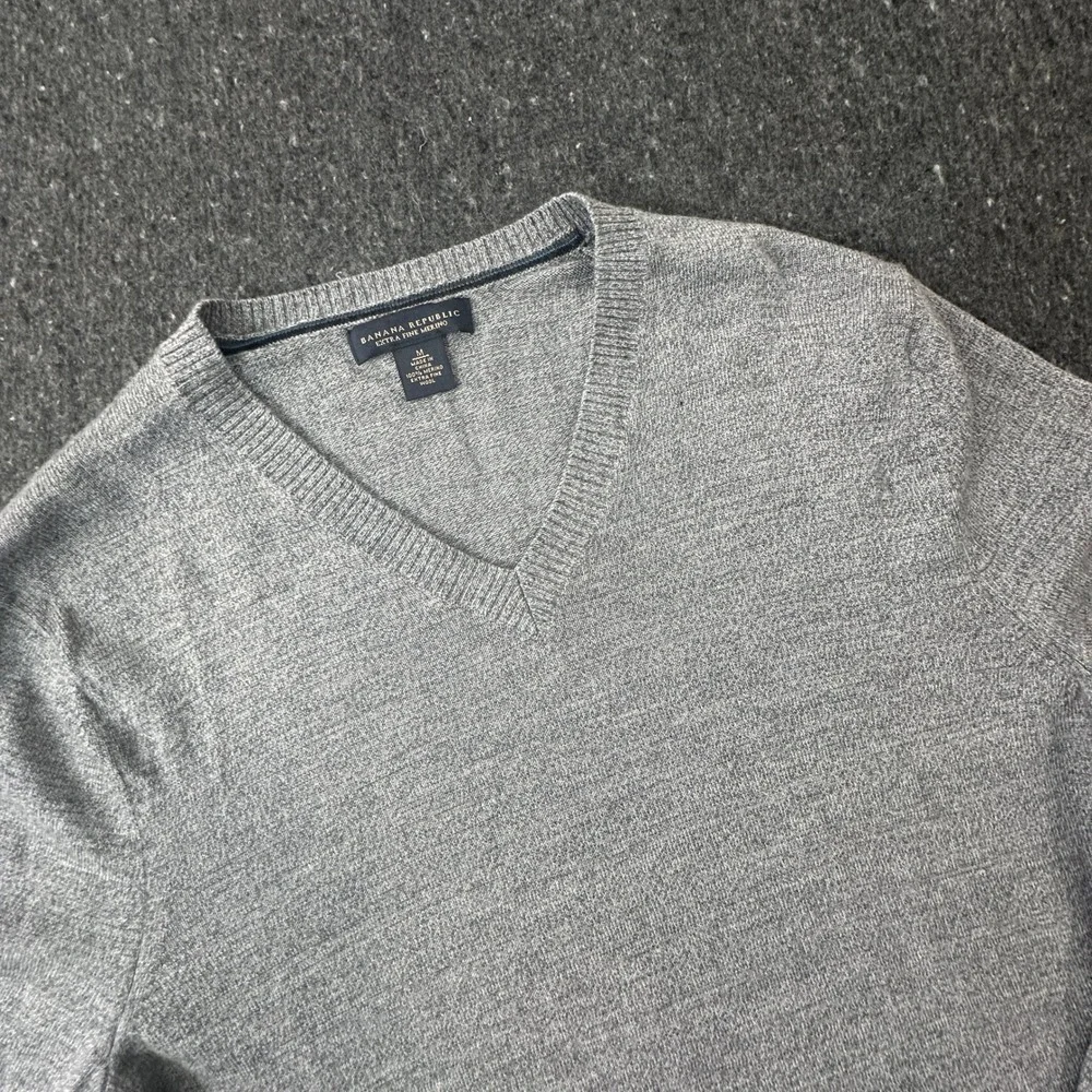 Banana Republic Sweater Mens M Gray V-Neck Extra Fine Merino Wool Pullover